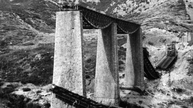 Ανατίναξη γέφυρας Γοργοποτάμου. Ναπολέων Ζέρβας και Επινιανά
